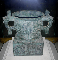 A Western Zhou bronze gui vessel