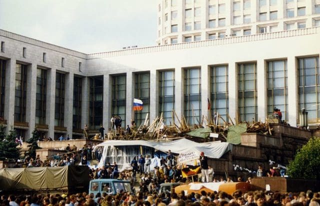 Agustus-1991-coup-awaiting-the-counterattack-outside