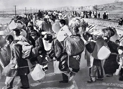 Hundreds-of-thousands-of-south-koreans-fled-south-in-mid-1950